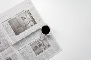A fresh cup of coffee resting on a newspaper, perfect morning routine setup. — Quels bonus sont accessibles via la plateforme
