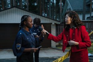 A journalist interviewing a policewoman at a crime scene during twilight. — Wie viel Cashback bietet LuckyGem Casino seinen S
